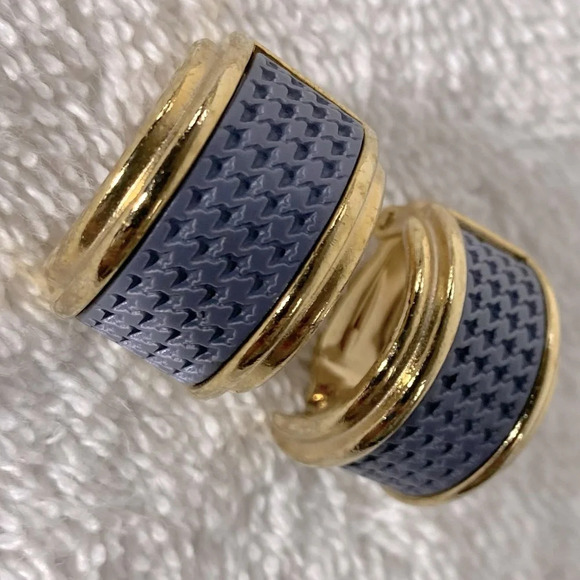 Vintage Grey Houndstooth With Gold Tone Metal Thick Small Hoop Clip On Earrings - Picture 4 of 9